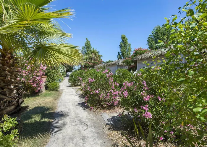 Tropical 6p 3bdrms Aircon Kemp